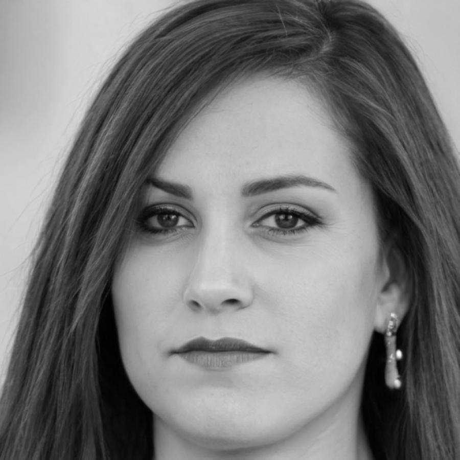 Portrait de Léa Durand, formatrice spécialisée en vernis semi-permanent